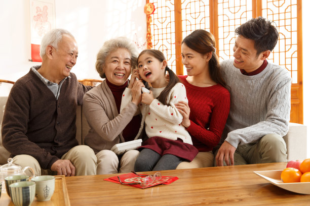 幸福家庭过年打电话图片下载