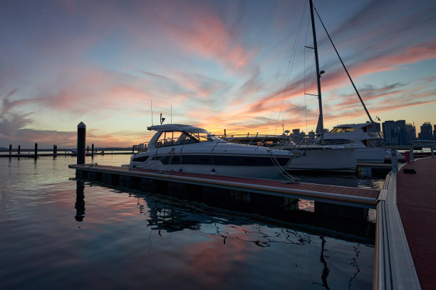 夕阳下的游艇图片下载