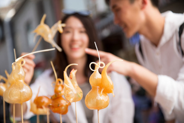 快乐情侣街边看糖人素材图片