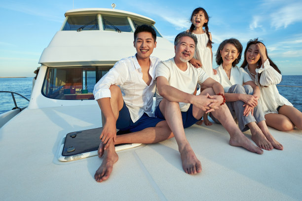 欢乐家庭乘坐游艇出海图片下载