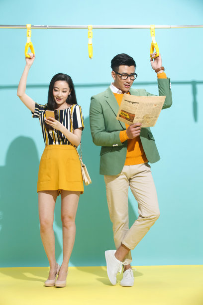 上班路上的青年人图片下载