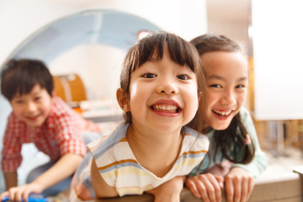 欢乐的儿童在床上玩耍图片下载