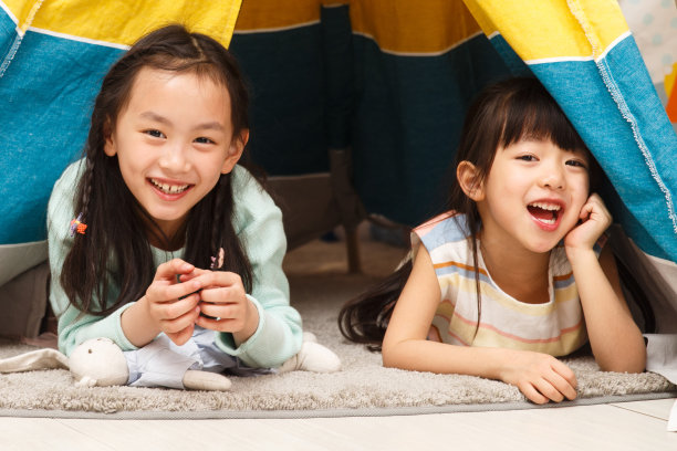 可爱的小女孩在帐篷里玩耍图片下载