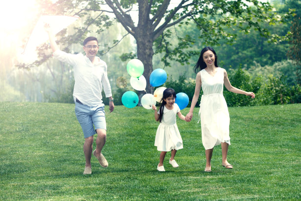 一家三口在草地上奔跑图片下载