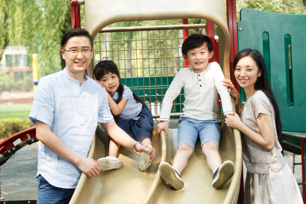 一家四口滑滑梯图片下载