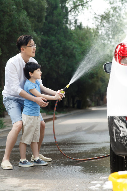 快乐父子擦洗汽车图片下载