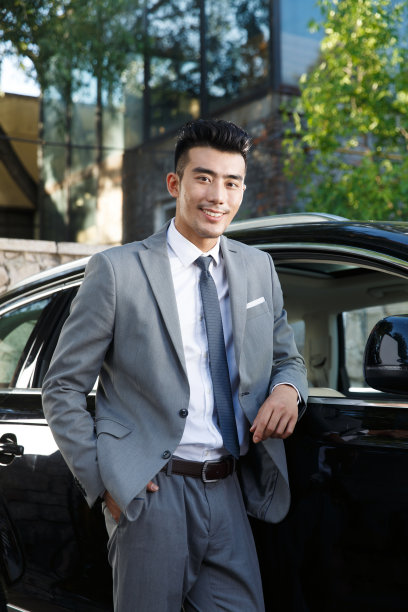 青年男人站在汽车旁边图片下载