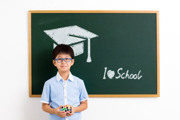 小学男生站在黑板前图片下载