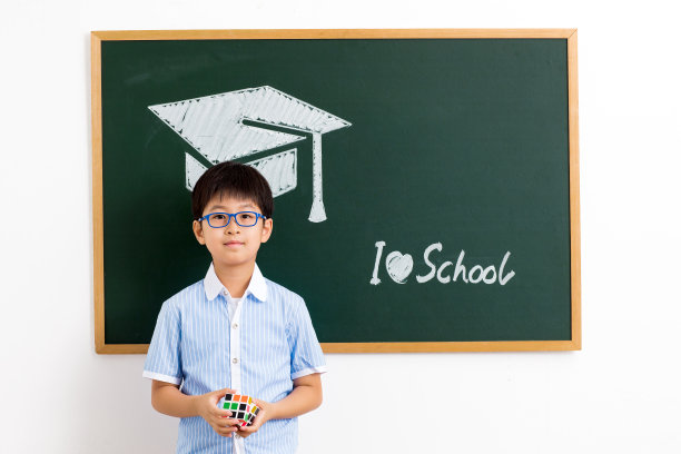 小学男生站在黑板前图片下载