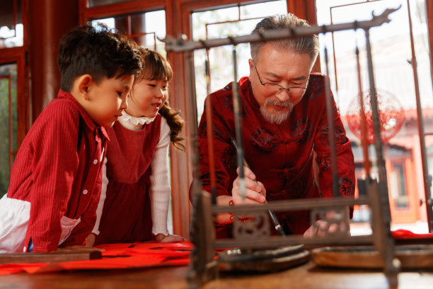祖孙三人一起写春联图片下载