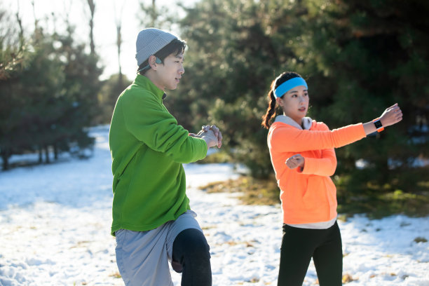 冬季青年情侣户外运动图片下载