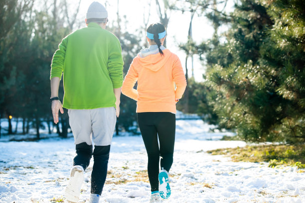 冬季青年情侣户外慢跑的背影图片下载