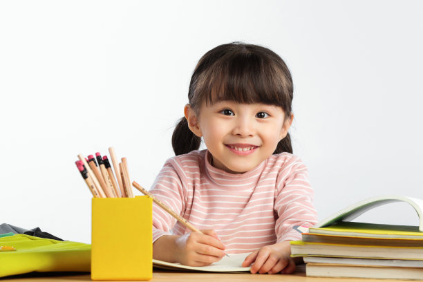 可爱的小女孩写作业图片下载