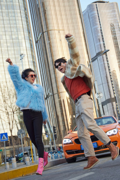 快乐的青年情侣图片下载