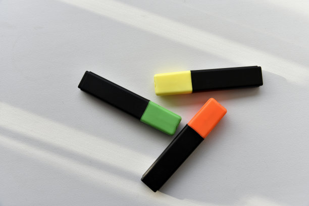 在灯光下白色背景上的彩色标记图片下载