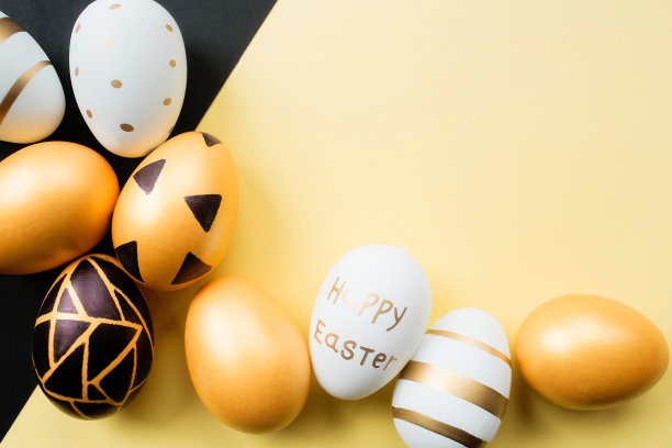 金色，黑色，白色复活节彩蛋在黄黑色的背景。几何学。最小的概念。从以上观点。带有文本复制空间的卡片。图片下载