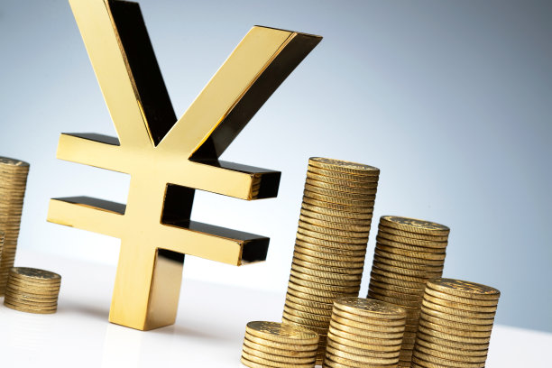 人民币符号模型和垒起的金币局部特写图片下载