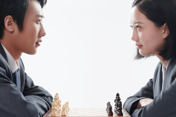 青年商务男女下象棋图片下载