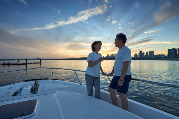 老年夫妇乘坐游艇出海图片下载