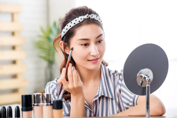 在化妆的青年女人图片下载