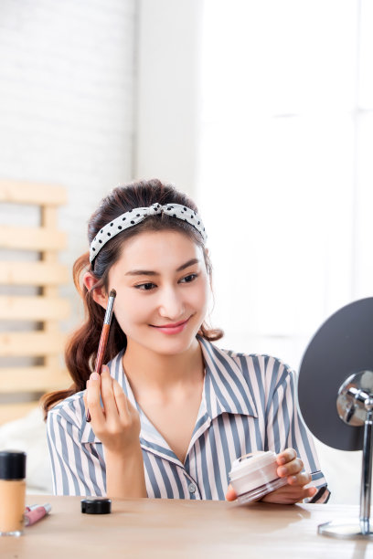 在家化妆的青年女人图片下载