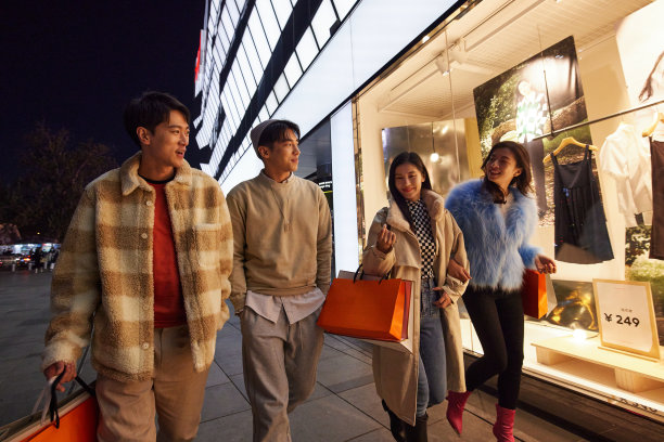 快乐的青年朋友逛街图片下载