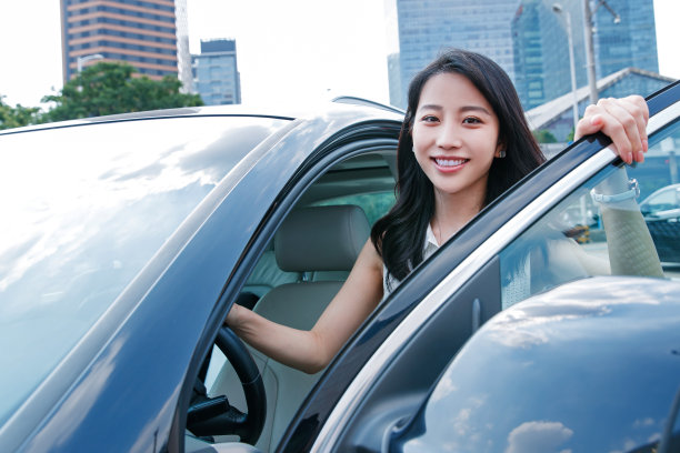 准备开车的商务女性打开车门图片下载