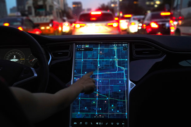 汽车驾驶时设定导航目的地图片下载