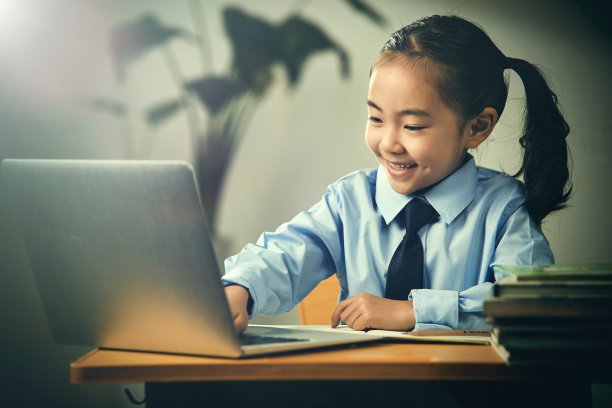 小学女生在线上网课图片下载