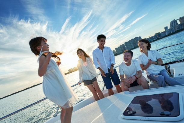 欢乐家庭乘坐游艇出海图片下载