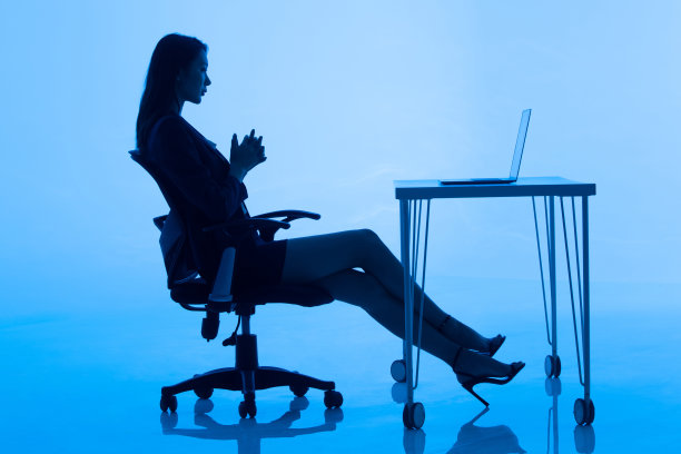 办公室里工作的商务女士图片下载