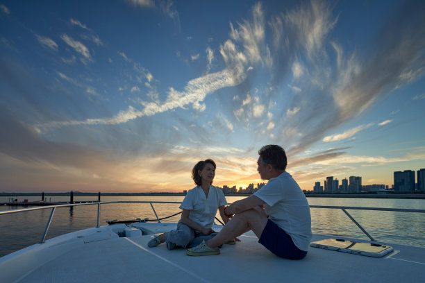 老年夫妇乘坐游艇出海图片下载