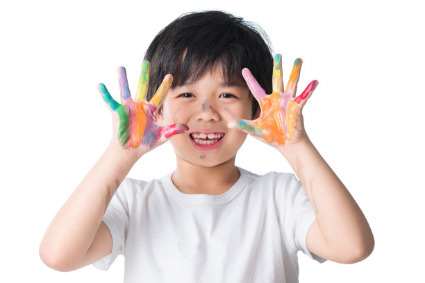 手上涂满颜料的小学生图片下载