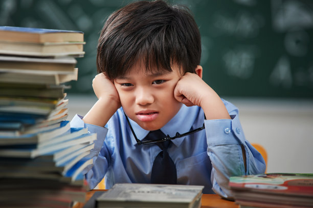 面对作业苦恼的小学生图片下载
