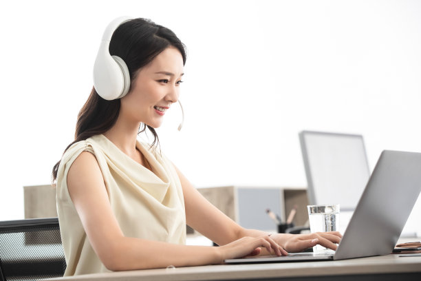 客服人员接听电话图片下载