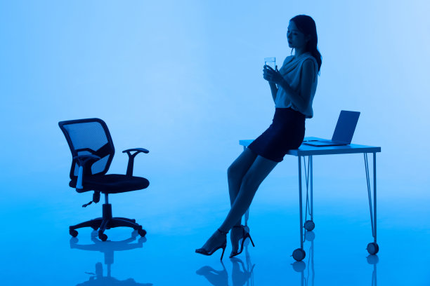 商务女士在办公室里喝水图片下载