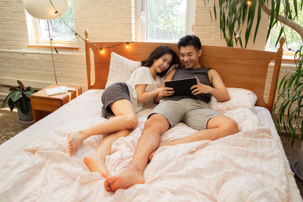 青年夫妇的家居生活图片下载