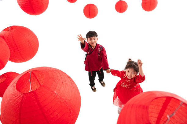红灯笼下玩耍的男孩女孩图片下载
