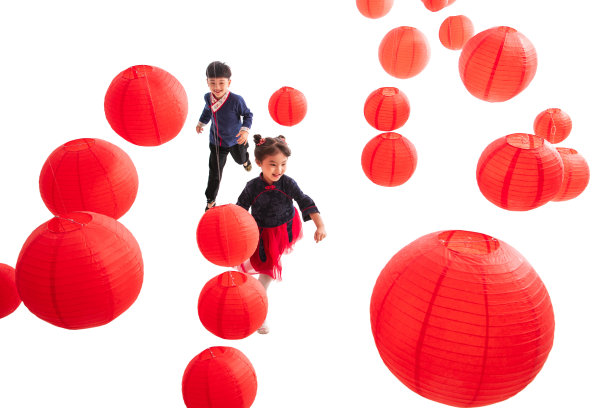 红灯笼下玩耍的男孩女孩图片下载