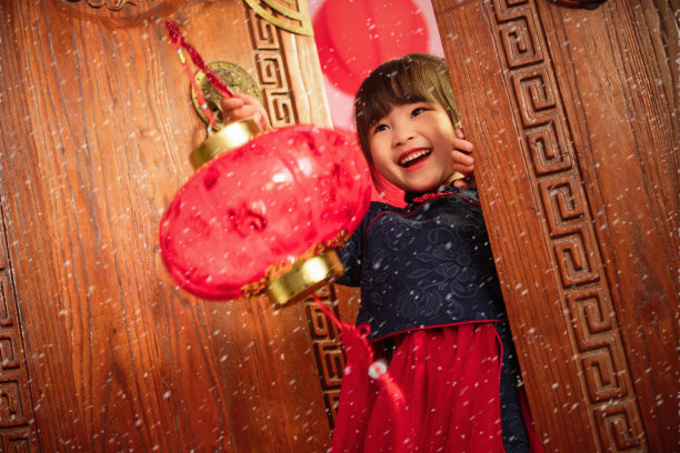 可爱的小女孩手提红灯笼庆祝新年图片下载
