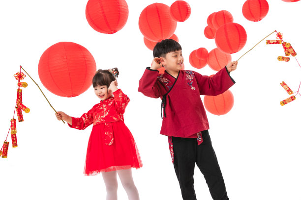 新年放鞭炮的欢乐男孩女孩图片下载