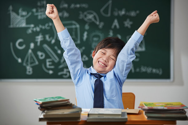 教室里兴奋的小学生图片下载