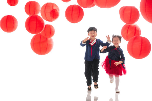 红灯笼下快乐玩耍的男孩女孩图片下载