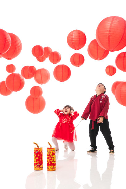 新年放爆竹的欢乐男孩女孩图片下载