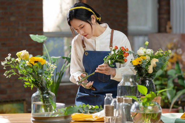 插花师在工作室插花图片下载