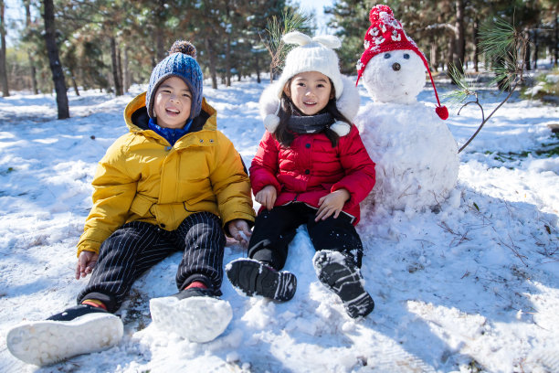 快乐儿童和雪人图片下载