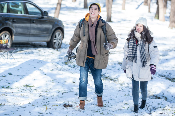 冬季年轻夫妇自驾游图片下载