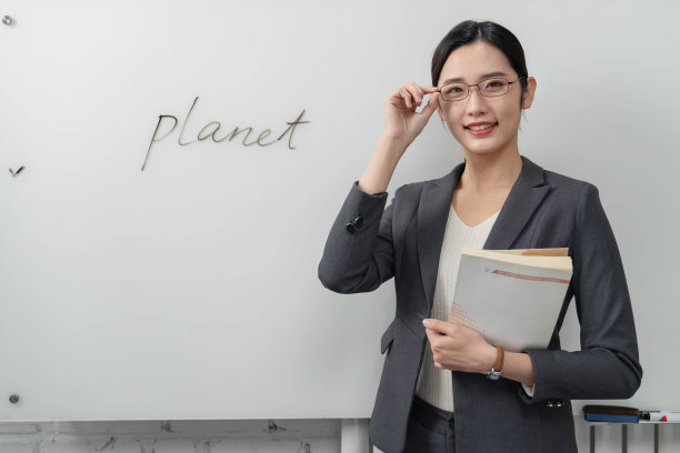 教英语的青年女教师图片下载