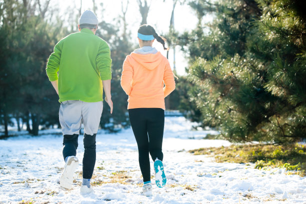 冬季青年情侣户外慢跑的背影图片下载