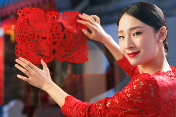 年轻女人过年贴窗花图片下载